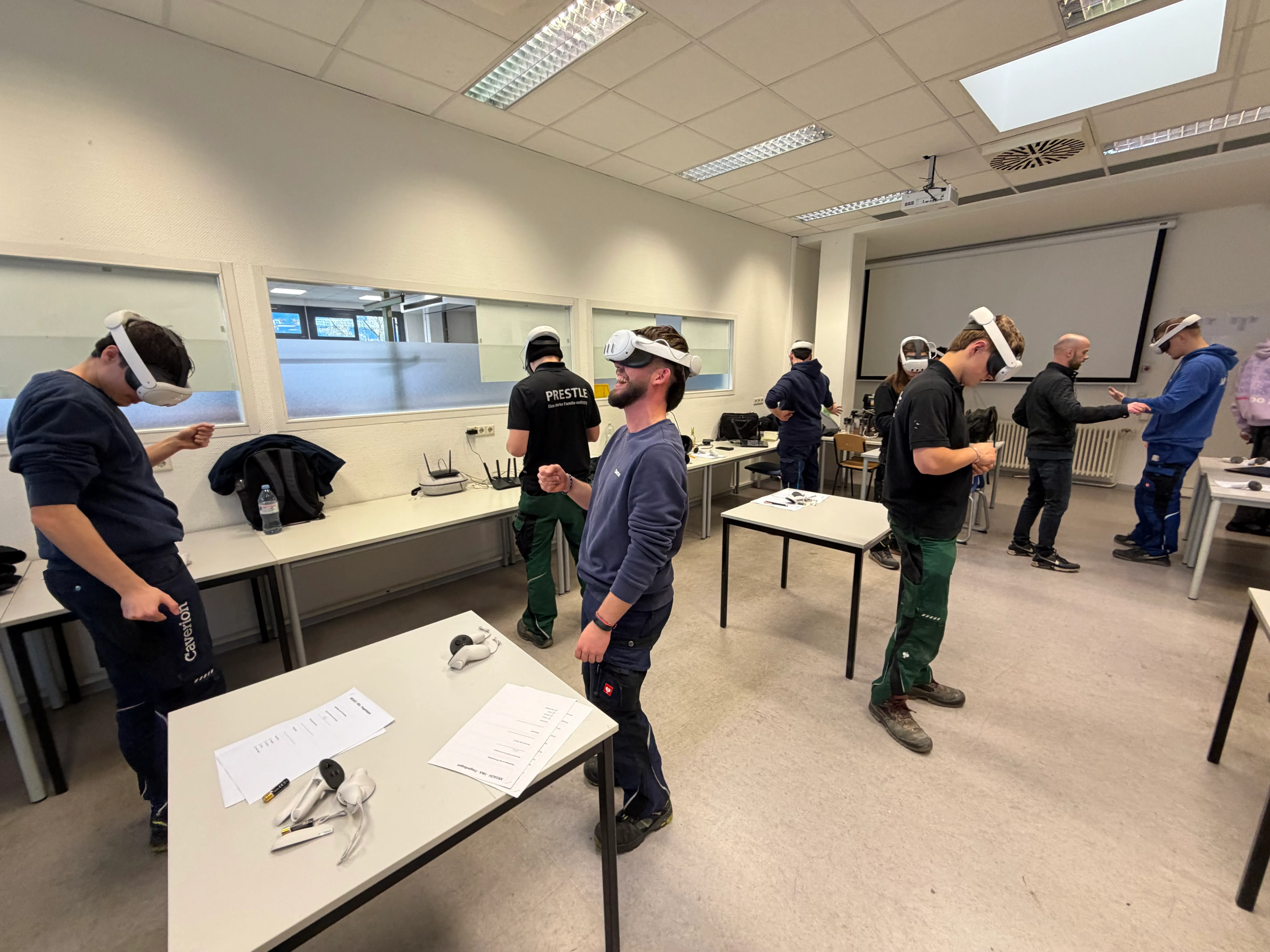 Auszubildende testen mit VR-Brillen gleichzeitig die XR2ACH-Lernumgebung an der Bundesfachschule Kälte-Klima-Technik in Leonberg