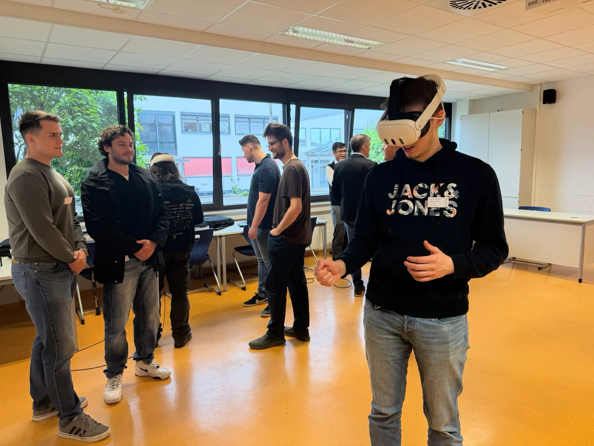 Auszubildende und Fachpublikum beim Treffpunkt Kälteblick an der Bundesfachschule Kälte-Klima-Technik in Maintal